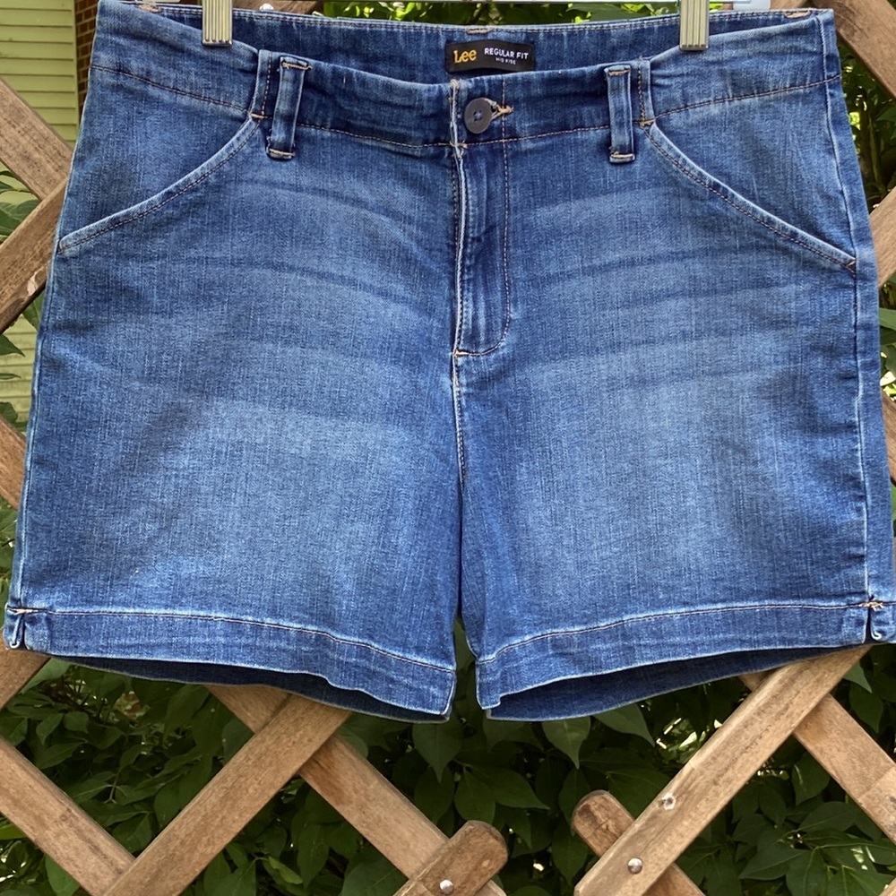 Like New! NWOT Lee Jeans Denim Walk Shorts 5” inseam, size 12 (j1029)